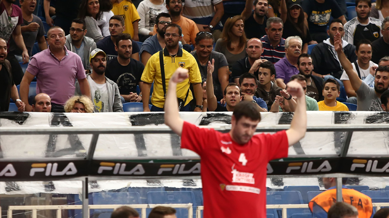 Μπάσκετ: Πρόστιμο στην ΑΕΚ για τα αντικείμενα