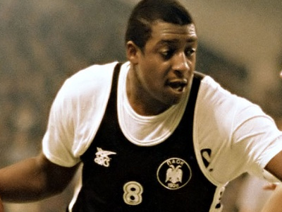 Ο ΠΑΟΚ τιμά τον Μάικ Τζόουνς