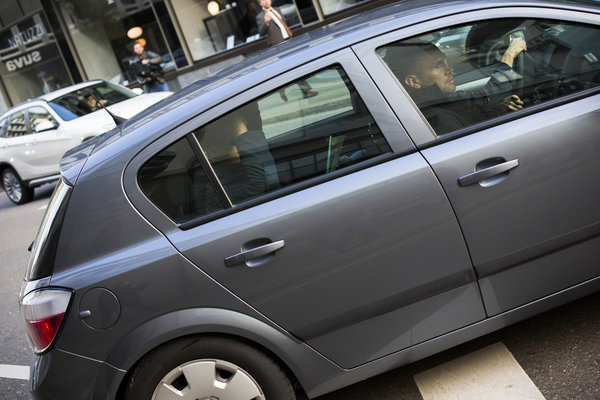 Οι συλληφθέντες οδηγήθηκαν εκτός ξενοδοχείου χωρίς χειροπέδες