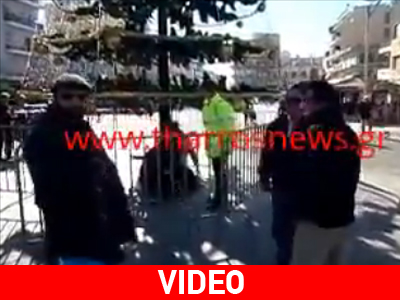 Άστεγος κοιμάται κάτω από το χριστουγεννιάτικο δέντρο