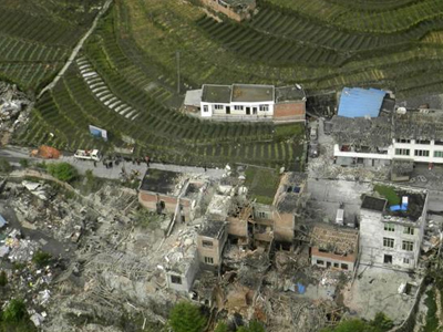 Δεκάδες νεκροί από τον σεισμό στην Κίνα Δεκάδες νεκροί από τον σεισμό στην Κίνα