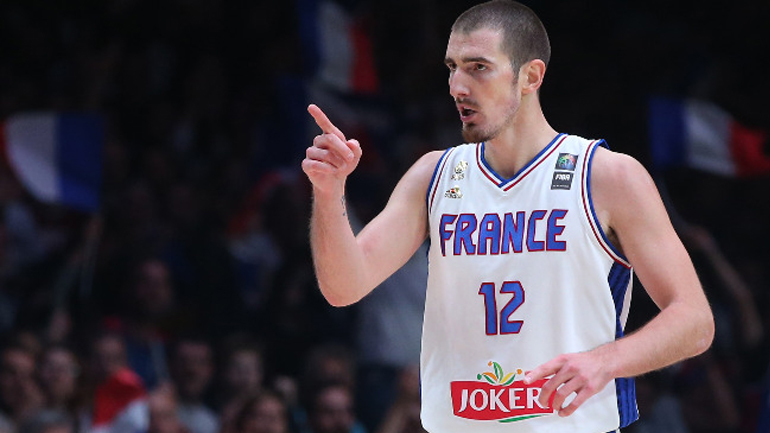 Με φόντο το βάθρο Γαλλία και Σερβία