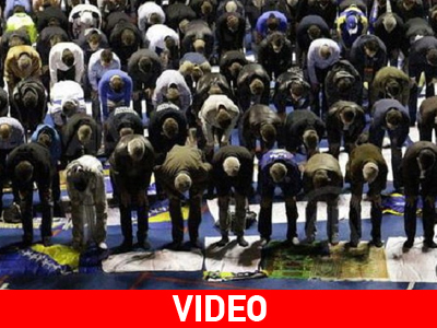 Προσεύχονται οι Βόσνιοι στη Λιθουανία Προσεύχονται οι Βόσνιοι στη Λιθουανία