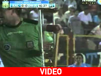 Πέταξαν στο γήπεδο… πατερίτσες!