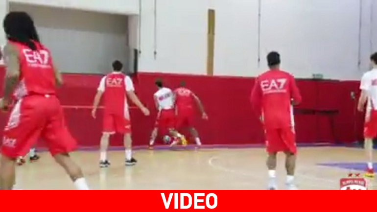 Η Αρμάνι παίζει… μπάλα!