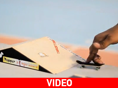 Kάνε skateboard με τα δάχτυλα