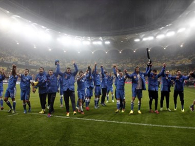 Οι διεθνείς κοντά στους σεισμοπαθείς