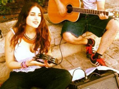 Kόρη γνωστού πολιτικού τραγουδά στους δρόμους της Αθήνας!