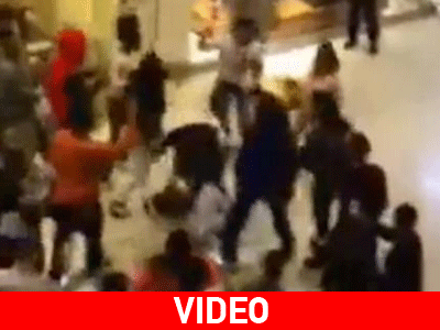 Ανελέητο ξύλο μεταξύ γυναικών σε εμπορικό κέντρο για ένα ζευγάρι παπουτσιών