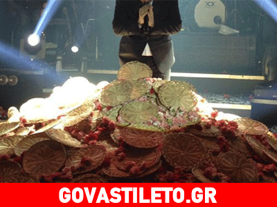 Τον «έπνιξαν» με λουλούδια στην πίστα κι εκείνος υποκλίθηκε!