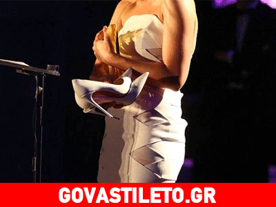 Ανέβηκε στη σκηνή για να βραβευτεί και έσπασαν τα πανάκριβα γοβάκια της!