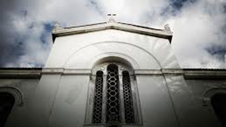 Ιερέας εξόρκισε πόλη πετώντας με ελικόπτερο Ιερέας εξόρκισε πόλη πετώντας με ελικόπτερο