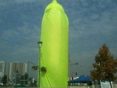 Ένα τεράστιο προφυλακτικό…στήθηκε σε πλατεία!