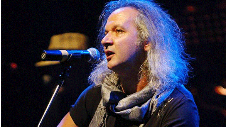 Συγκλονιστική αποκάλυψη Θηβαίου: «Με μεγάλωσε ένα gay ζευγάρι»!