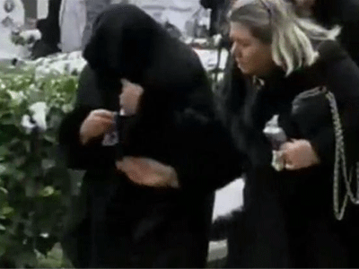 Μπήκε από την πίσω πόρτα του νεκροταφείου η Αλεξιάδου…και κατέρρευσε!