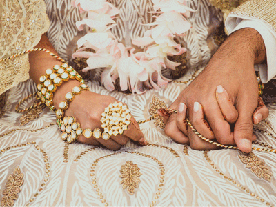 Ο γαμπρός άργησε και η νύφη παντρεύτηκε καλεσμένο