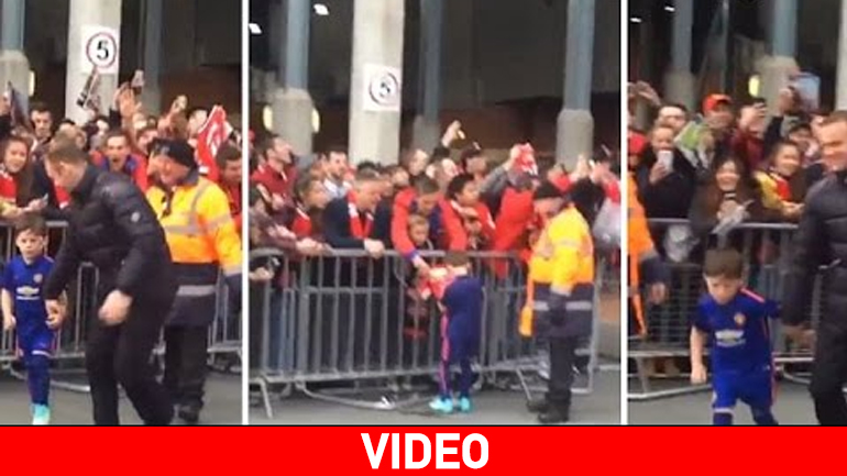 Ο γιος του Ρούνεϊ χαρίζει αυτόγραφα!