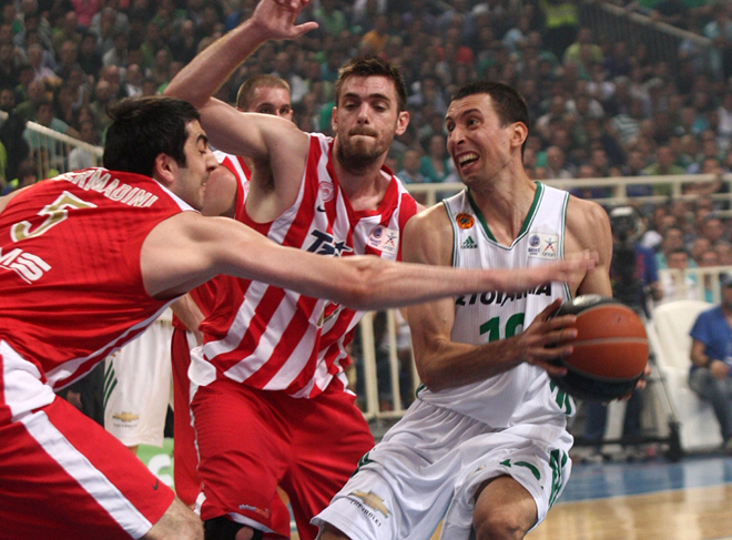 Ο Ρόκο Λένι Ούκιτς προσπαθεί να μπει στο καλάθι του Ολυμπιακού