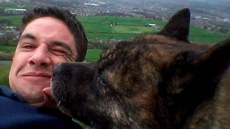 Πήρε για βόλτα το σκύλο φίλης του και τον σκότωσε με τσεκούρι