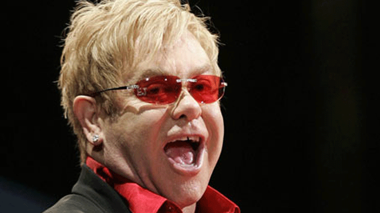 Έλτον Τζον: Θα ζήσω να δω το τέλος του AIDS, αν βοηθήσουν οι ΗΠΑ