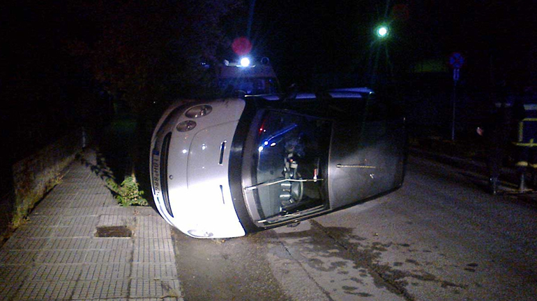 Ανετράπη αυτοκίνητο στα Τρίκαλα