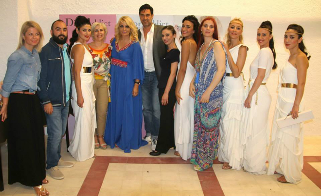 Η μακιγιέρ της Dior, o Διονύσης Ζαχαρόπουλος, η Ειρήνη Ζαμπέλη, η Διευθύντρια Marketing της Dior Κατερίνα Αντωνάκου, η Γενική Γραμματέας των G. Sciacca, Βίκυ Μπαφατάκη, ο ηθοποιός Burak Hakki, η μακιγιέρ της Dior, η χορογράφος Νίκη Δελή, η σχεδιάστρια μόδας Βάσια Τζοτζοπούλου, η Φύλλια Ντζιούνη, η Όλγα Πετρίδου και η Μαρία – Λουίζα Ξαγοράκη.