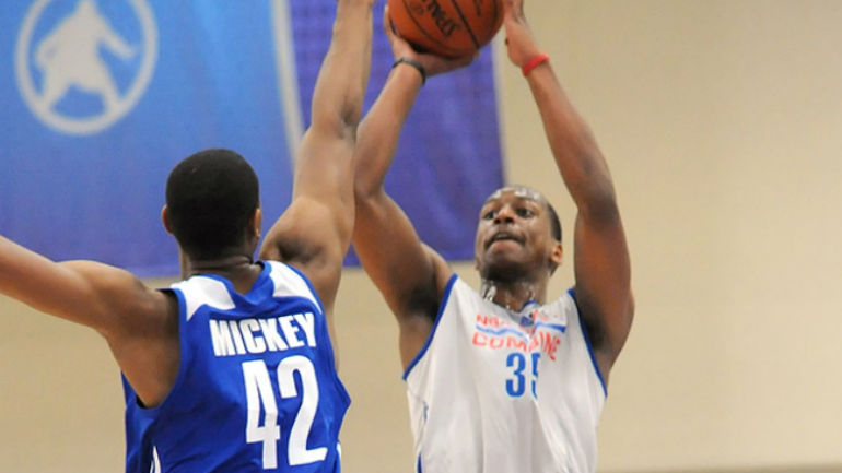 Στους Λέικερς ο Τζόναθαν Χολμς