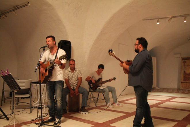 Ο Αντώνης Μουσαδές και το μουσικό σχήμα Parfe