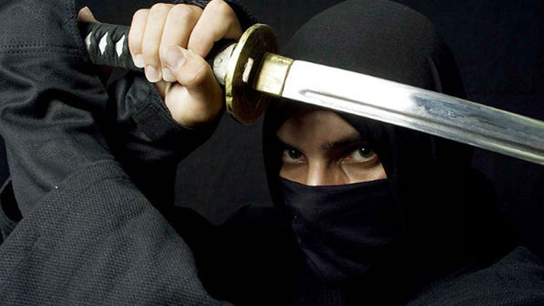 Λήστεψε φαρμακείο με μάσκα νίντζα και σπαθί