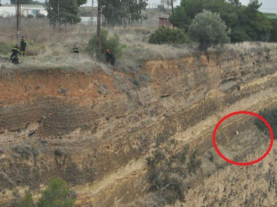 Συγκλονιστική διάσωση σκύλου που παγιδεύτηκε στον Ισθμό