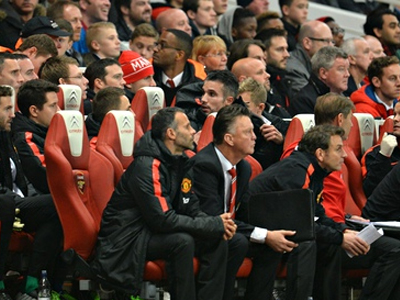 Έριξε κόκκινο κρασί στον πάγκο της Γιουνάιτεντ