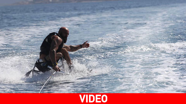 Ο παραολυμπιονίκης Μάκης Καλαράς δίνει μαθήματα ζωής κάνοντας water ski