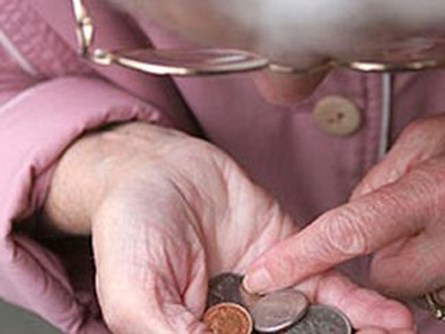 Έξι στους δέκα συνταξιούχους ζουν στο όριο της φτώχειας Έξι στους δέκα συνταξιούχους ζουν στο όριο της φτώχειας