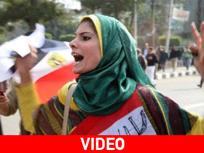 Φρίκη: Ξεγύμνωσαν γυναίκα και την περιέφεραν στην πλατεία Ταχρίρ