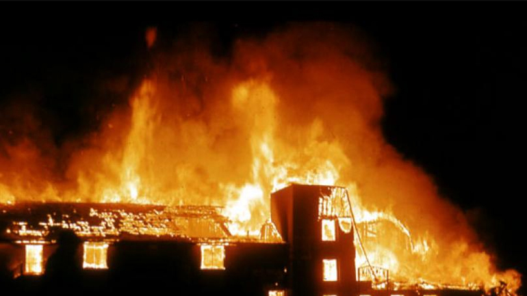 Πυρκαγιά σε εργοστάσιο επίπλων στη Μάνδρα