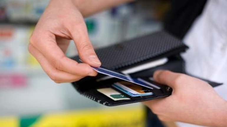 Της έκλεψε την πιστωτική κάρτα και έκανε online shopping!