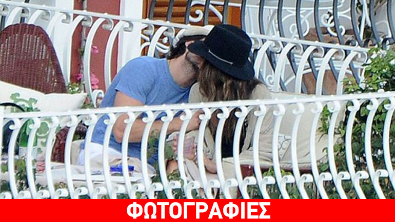 Τρυφερές στιγμές για νιόπαντρο ζευγάρι σε μπαλκόνι ξενοδοχείου!