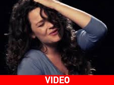 Τραγουδούν μπροστά στην κάμερα, ενώ… έρχονται σε οργασμό!