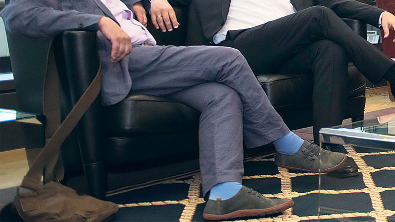 Οι… θαλασσιές κάλτσες του Τσακαλώτου!