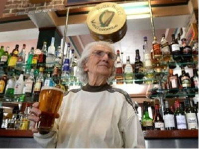 Η γηραιότερη μπαργούμαν του κόσμου!