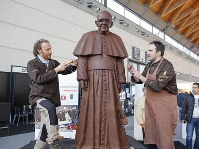 Σοκολατένιο άγαλμα του Πάπα