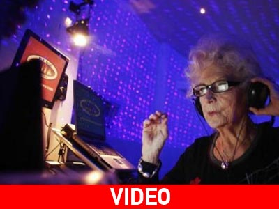 Η πιο περιζήτητη dj στον κόσμο είναι εβδομήντα τριών χρονών