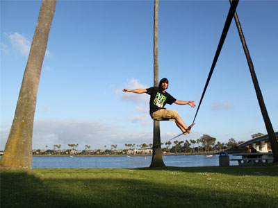 Η καινούρια τρέλα λέγεται slacklines -Περπατούν και κάνουν τούμπες πάνω  στα δένδρα!