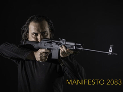 Eπιστρέφει στο σανίδι με το «Manifesto 2083», ο Δημήτρης Αλεξανδρής