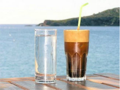 Σε ποια πόλη της Ελλάδας πίνουν τους περισσότερους καφέδες;