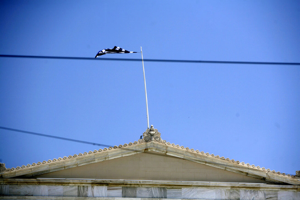 Την πήρε τη σημαία και την… ξήλωσε