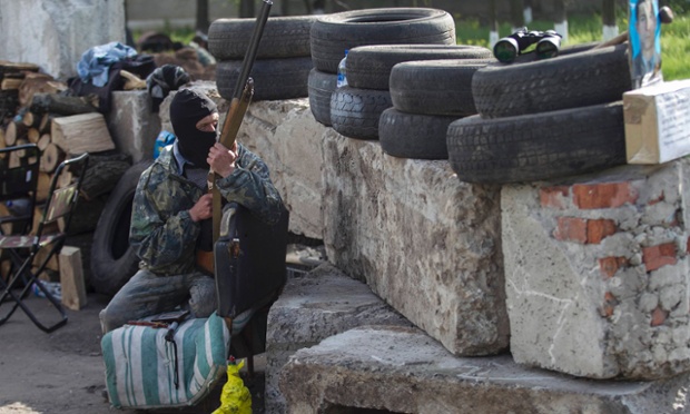 Σε θέση μάχης ρωσόφωνος αυτονομιστής στο Σλαβιάνσκ