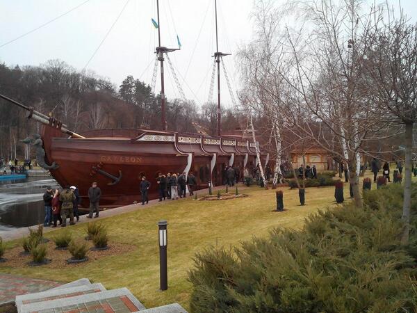 Πλοίο που μοιαζει με τριήρη στον ποταμό στις παρυφές του οποίου είναι κτισμένο το προεδρικό παλάτι