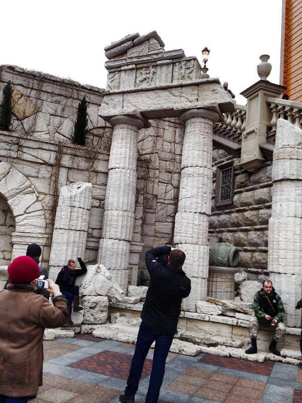 Κίονες αρχαιολληνικού τύπου κοσμούν ένα μέρος της κατοικίας