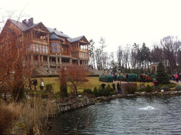 Ιδιωτική λίμνη μπροστά από ένα από τα κτήρια της εξοχικής κατοικίας